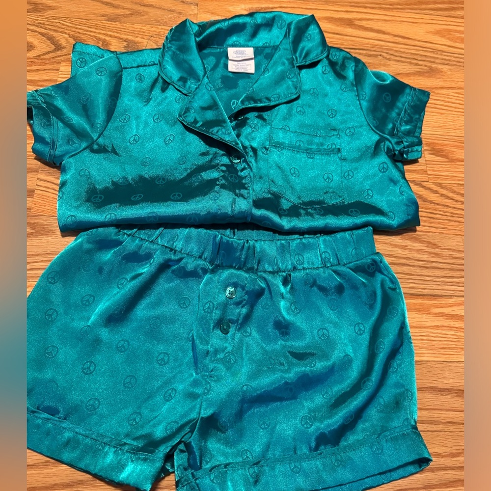 6/6x girls more than magic satin pjs. So cute! Great shape